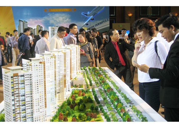 Customers learn about a property project in HCMC (Photo: SGGP)